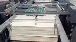 Sistema automatizado de etiquetado RFID para etiquetas colgantes, con inspección visual integrada