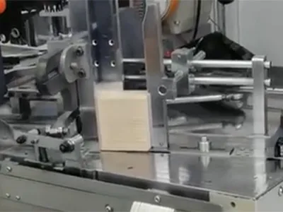 Unidad de alineación y alimentación de etiquetas